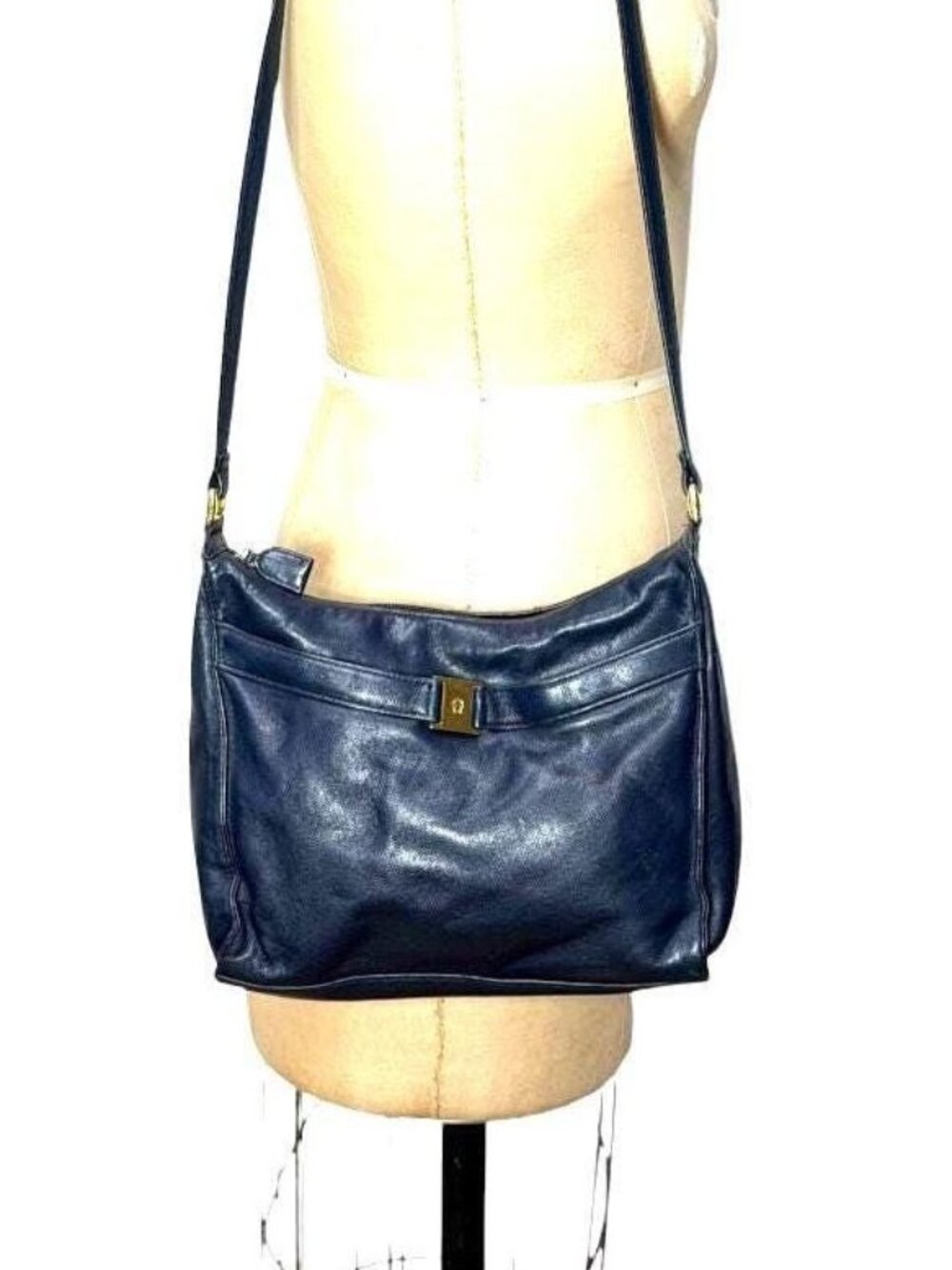 1970s/80s Etienne Aigner navy blue leather shoulder bag